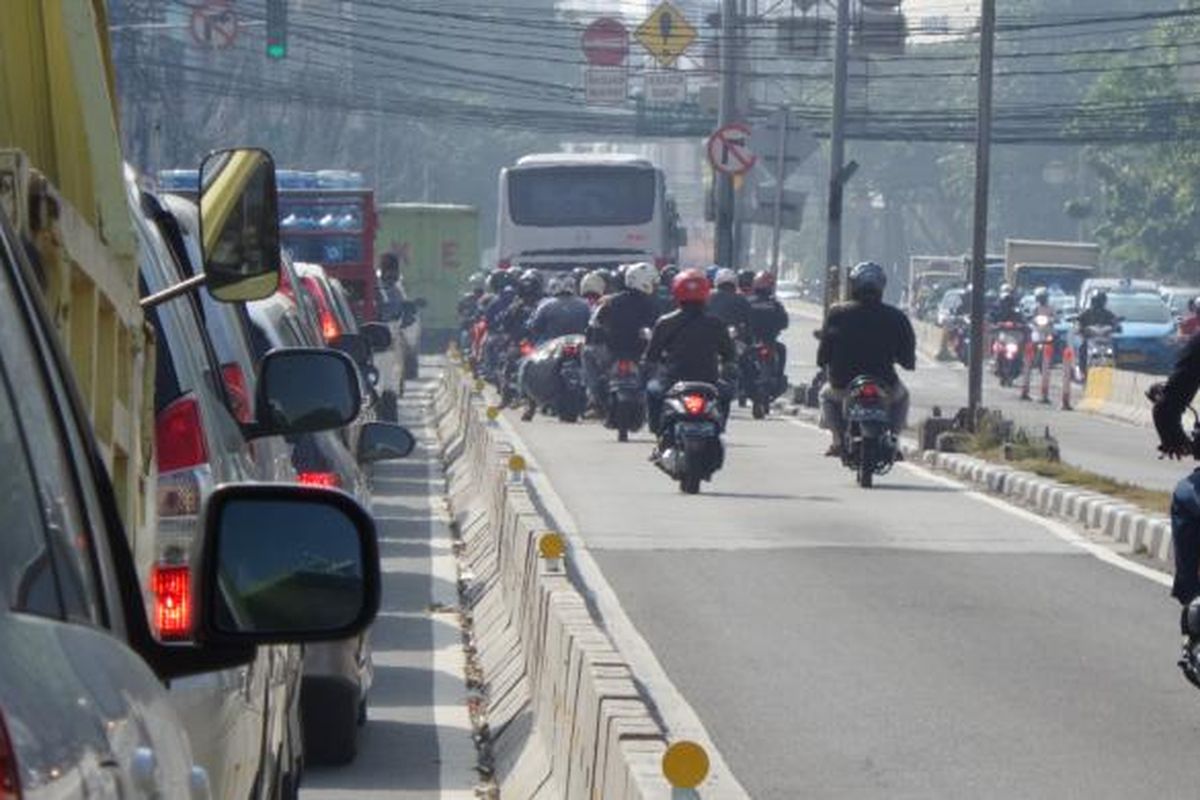 Jalur transjakarta atau busway kembali dimasuki oleh pengguna kendaraan pribadi di Jalan KH Hasyim Ashari, Gambir, Jakarta Pusat, Jumat (1/7/2016). Setelah sempat steril karena dijaga petugas, sejumlah jalur transjakarta mulai dimanfaatkan pengendara untuk menghindari kemacetan.