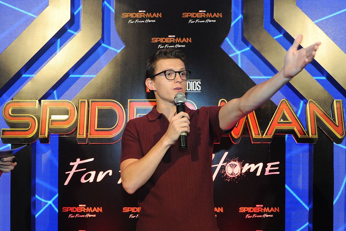 Aktor asal Inggris pemeran Peter Parker di film Spider-Man, Tom Holland menyapa penggemarnya saat meet and greet di kawasan Nusa Dua, Bali, Senin (27/5/2019). Kegiatan tersebut merupakan rangkaian promo film Spider-Man: Far From Home yang rencananya akan dirilis pada bulan Juli mendatang.