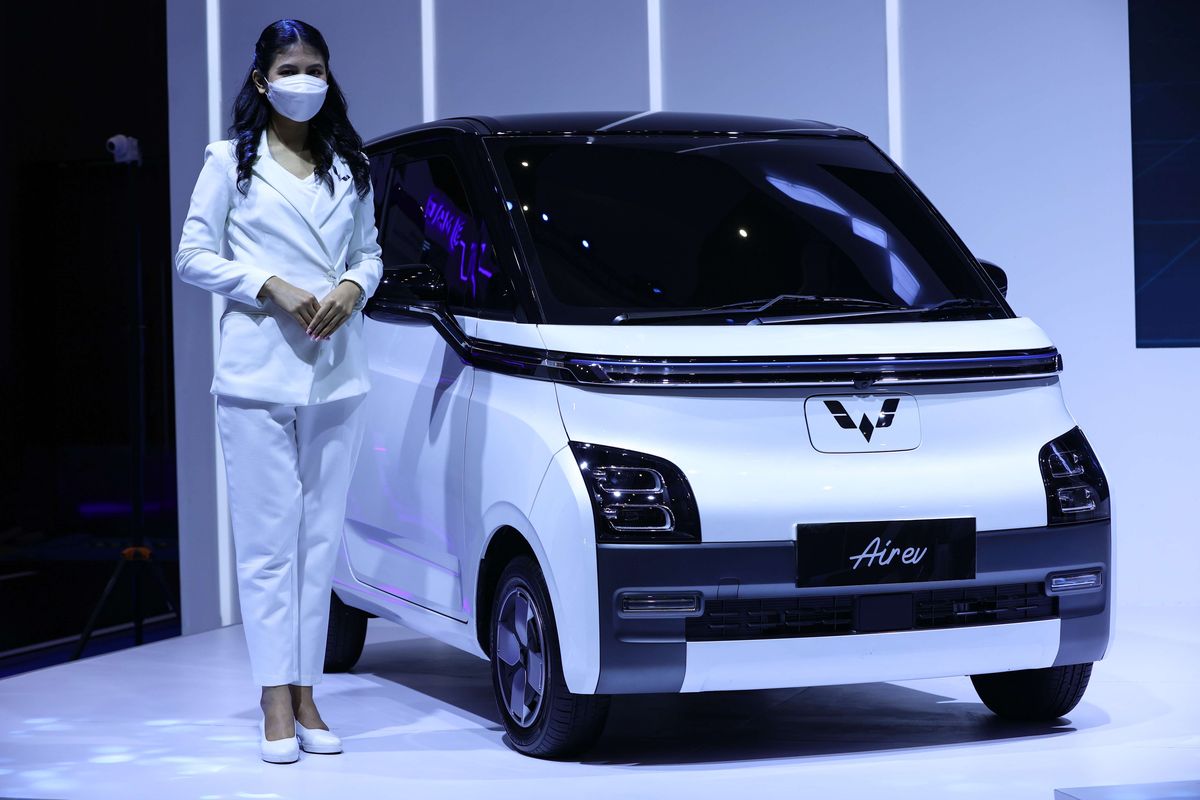 Mobil listrik Wuling Air Ev dipamerkan di ajang Periklindo Electric Vehicle Show (PEVS) 2022 di JIExpo Kemayoran, Rabu (27/7/2022). Selain desainnya yang compact, pengisian daya Air ev bisa dilakukan di rumah dengan memperhatikan terlebih dahulu kapasitas listrik rumah, mengusung konsep easy home charging.