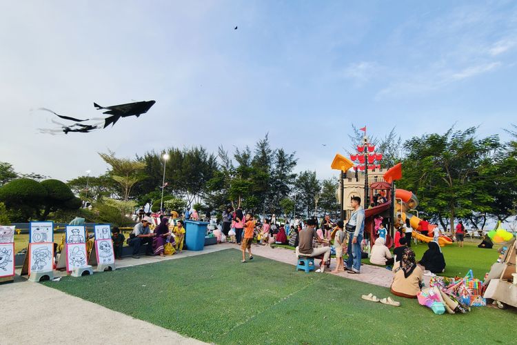 Suasana sore hari di Taman Suroboyo terletak di kawasan Surabaya Utara dengan ikon patung Suro dan Boyo, menyapa dari darat hingga laut yang berada di Jalan Pantai Kenjeran, Kedung Cowek diresmikan pada 2019 oleh Wali Kota Surabaya Tri Rismaharini.