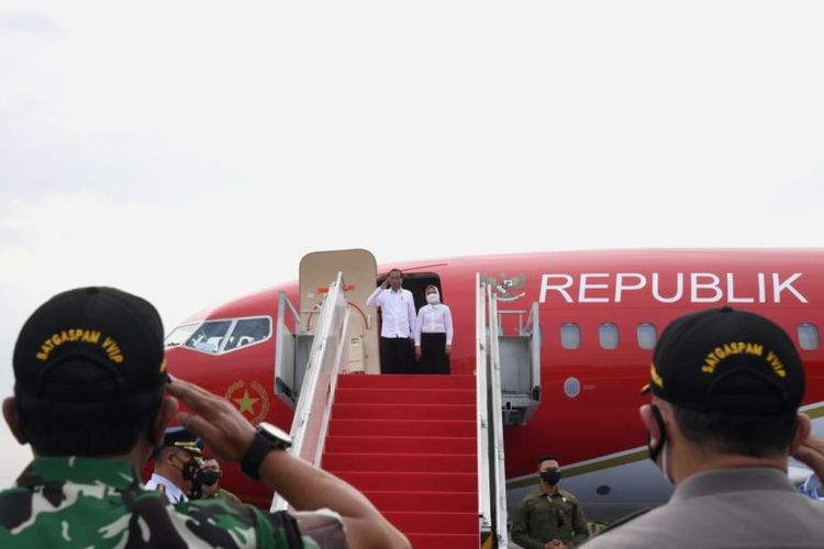 Foto Biro Pers, Media, dan Sekretariat Presiden: Presiden Joko Widodo bertolak melakukan kunjungan kerja ke Jawa Tengah (Jateng), Selasa (14/12/2021).