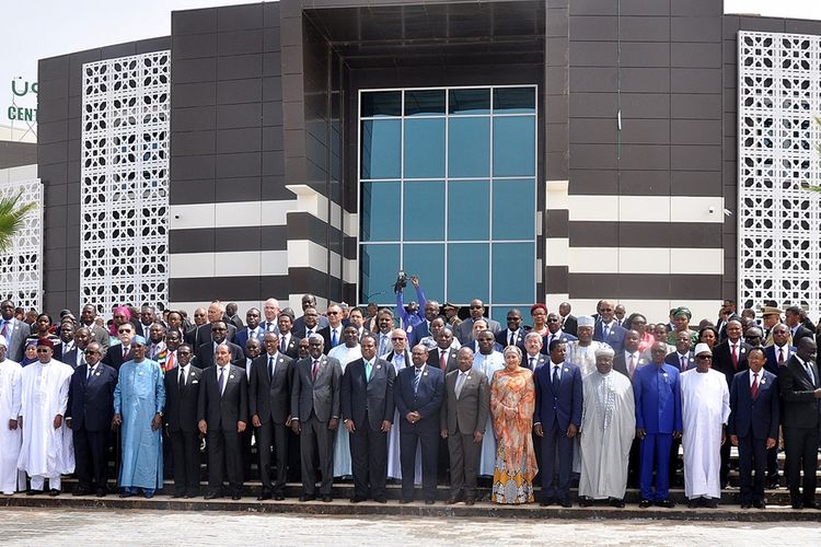 Para pemimpin dan wakil negara-negara Afrika saat berfoto bersama sebelum melanjutkan agenda konferensi tingkat tinggi Uni Afrika di Mauritania pada 1 Juli 2018.