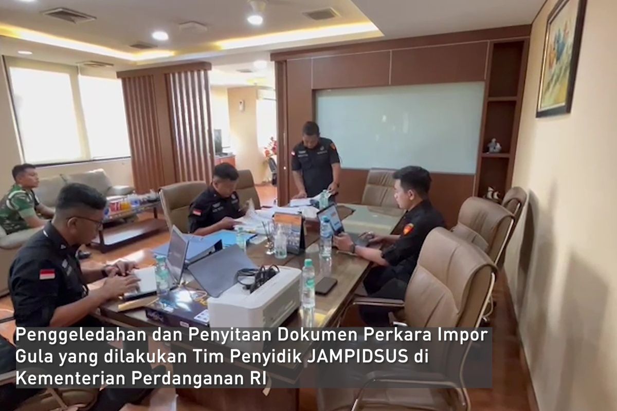 Tim penyidik Kejagung menggeledah sebuah ruangan terkait kasus dugaan tindak pidana korupsi importasi gula di Kementerian Perdagangan pada 3 Oktober 2023.