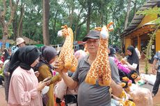 Cerita Hendra Pedagang Boneka di Ragunan, Dapat Untung Rp 6 Juta Sehari saat Libur Lebaran 2023