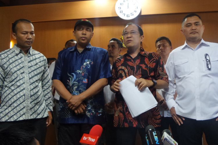 Anggota Komisi III DPR RI Akbar Faizal bersama orang yang diduga mencemarkan nama baiknya di gedung Bareskrim Polri, Jakarta, Senin (30/10/2017). 