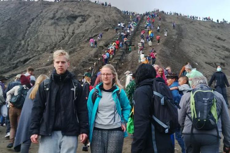 Wisatawan lokal dan mancanegara tetap naik ke bibir kawah Bromo untuk melihat ritual Yadnya Kasada, Kamis.(21/7/2016).