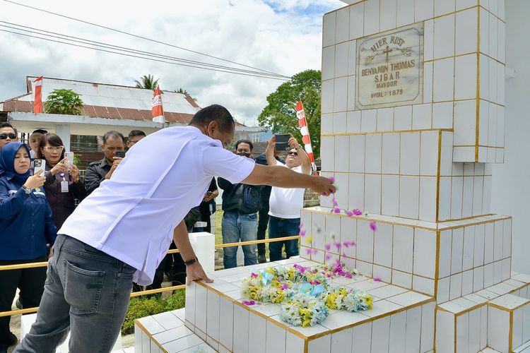 Tradisi tabur bunga di makam
