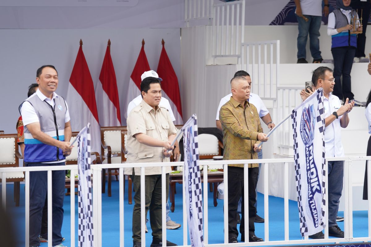 Menteri BUMN Erick Thohir dan Menteri Perhubungan (Menhub) Dudy Purwagandhi, bersama 77 BUMN lain melepas keberangkatan bus dalam program Mudik Bersama BUMN 2025 di Gelora Bung Karno, Jakarta. 