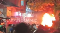 Tawuran Tiga Hari di Tanah Abang, Saling Lempar Petasan hingga Bakar Gerobak Buah