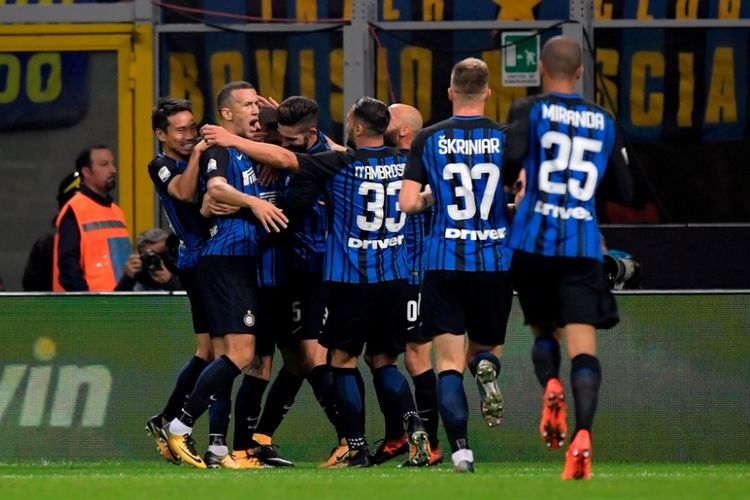 Para pemain Inter Milan merayakan gol yang dicetak Mauro Icardi ke gawang Sampdoria dalam laga Liga Italia di Stadion Giuseppe Meazza, Milan, pada 24 Oktober 2017.