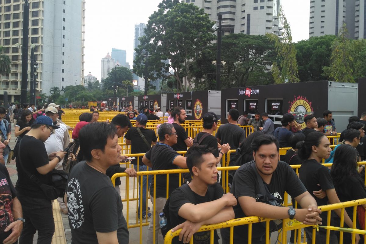 Calon penonton konser Guns N Roses antre untuk menukarkan tiket di Parkir Timur, GBK, Senayan, Jakarta Pusat, Kamis (8/11/2018).