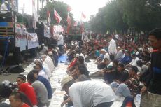 Pendukung Prabowo Laksanakan Shalat Jumat di Depan Gedung MK