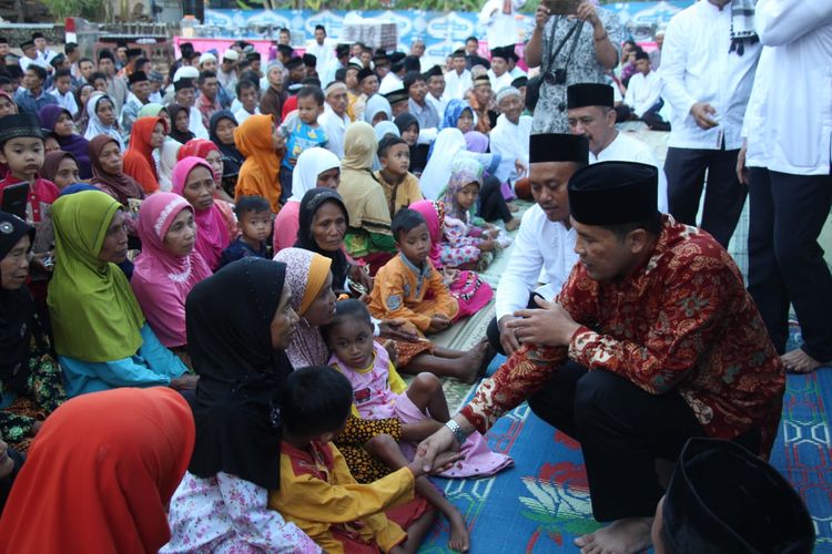 Bupati Wonogiri menyapa warga dalam satu acara di Kecamatan Paranggupito, Kabupaten Wonogiri.