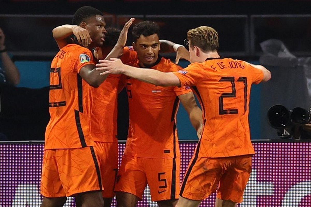 Para pemain Timnas Belanda merayakan gol Denzel Dumfries kontra Austria pada laga Grup C Euro 2020 di Johan Cruyff Arena, Jumat (17/6/2021) dini hari WIB.