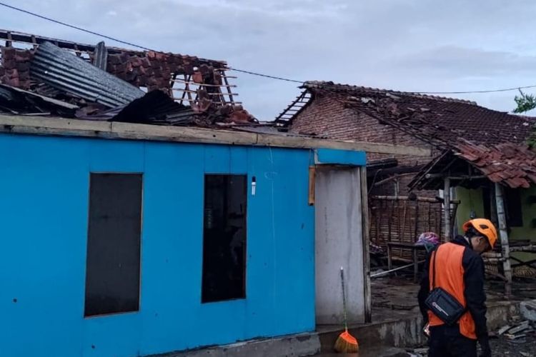 Rumah warga yang terdampak angin puting beliung di Kabupaten Bondowoso, Kamis (18/1/2024)