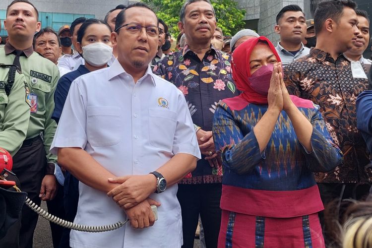 Wakil Sekretaris Fraksi PDI-P DPRD DKI Jakarta/Sekretaris Komisi B Wa Ode Herlina (berbaju merah/kanan) saat menemui massa aksi di Gedung DPRD DKI Jakarta, Gambir, Jakarta Pusat, Rabu (25/1/2023).