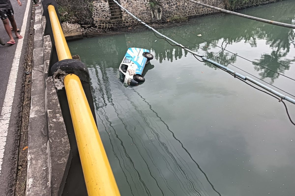 Mobil ambulans yang terjatuh ke sungai usai ditabrak truk di Jalan Raya Denpasar-Gilimanuk, Kabupaten Jembrana, Provinsi Bali, Senin (24/3/2025).