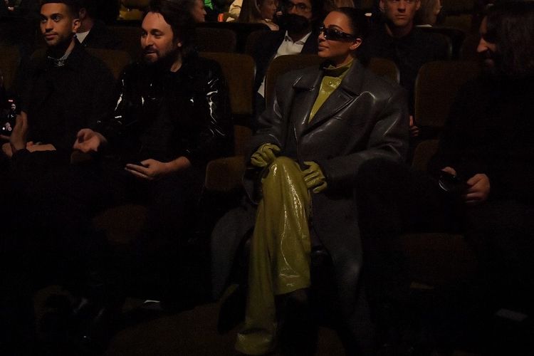 Kim Kardashian menghadiri peragaan busana Women Fall/Winter 2022-2023 Pradasebagai bagian Milan Fashion Week di Milan, 24 Februari 2022. 