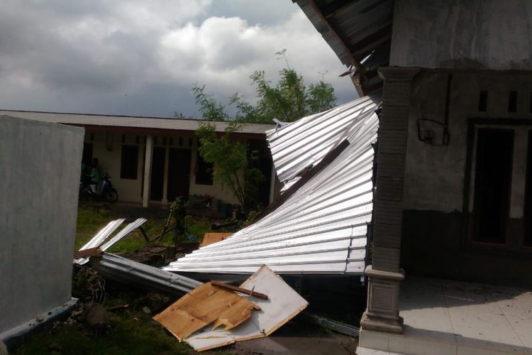 Rumah warga di Kota Kupang, NTT, rusak diterjang puting beliung, Kamis (28/2/2019)