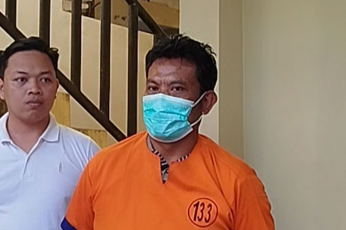 JS, ayah penyanyi cilik FP saat digelandang ke tahanan Mapolresta Banyuwangi, Rabu (11/6/2025) 