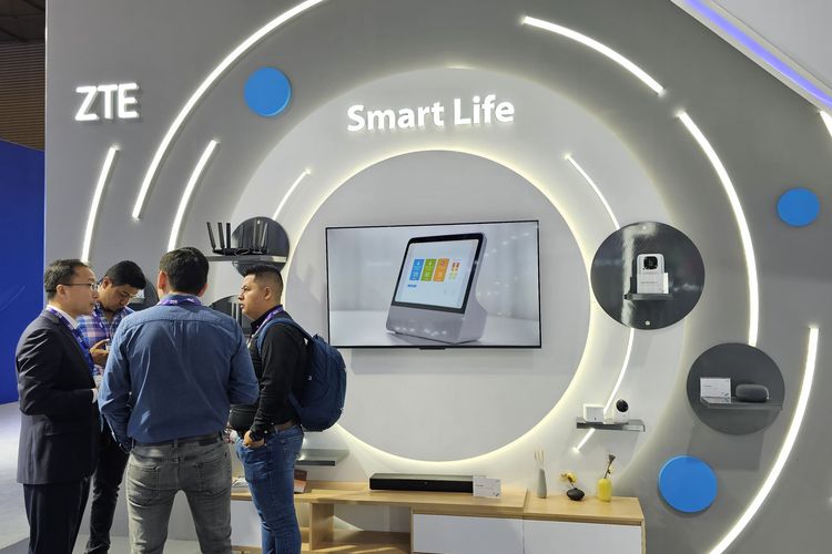 Area Smart Life di booth ZTE yang dalam ajang MWC 2024 Barcelona ini menawarkan banyak produk consumer yang bisa dipakai untuk meningkatkan gaya hidup dan kebiasaan mereka menggunakan perangkat pintar.