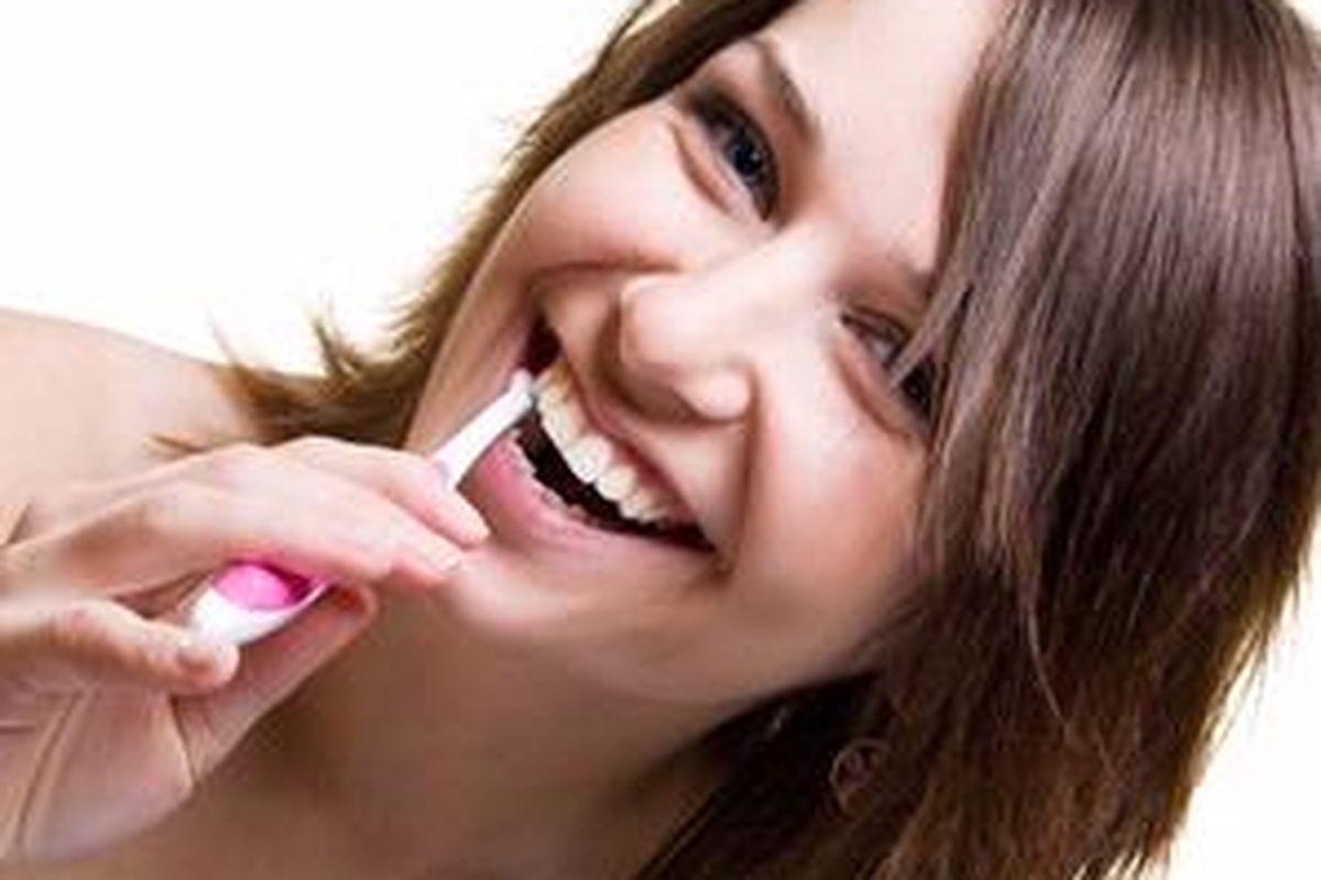 Kandungan asam akan melunakkan email gigi kita sehingga lebih rentan untuk rusak ketika disikat.