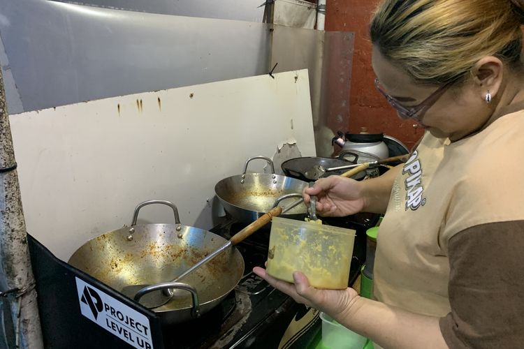 Pembuatan Seblak Tulang Sultan di Jalan Teuku Umar, Bandung, Jawa Barat. Tempat makan seblak enak di Bandung.