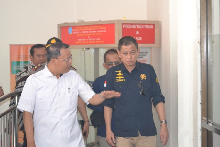 Plt. Gubernur Bengkulu, Rohidin Mersyah berbincang dengan Menteri ESDM Ignatius Jonan di Bandara Fatmawati Soekarno, Bengkulu