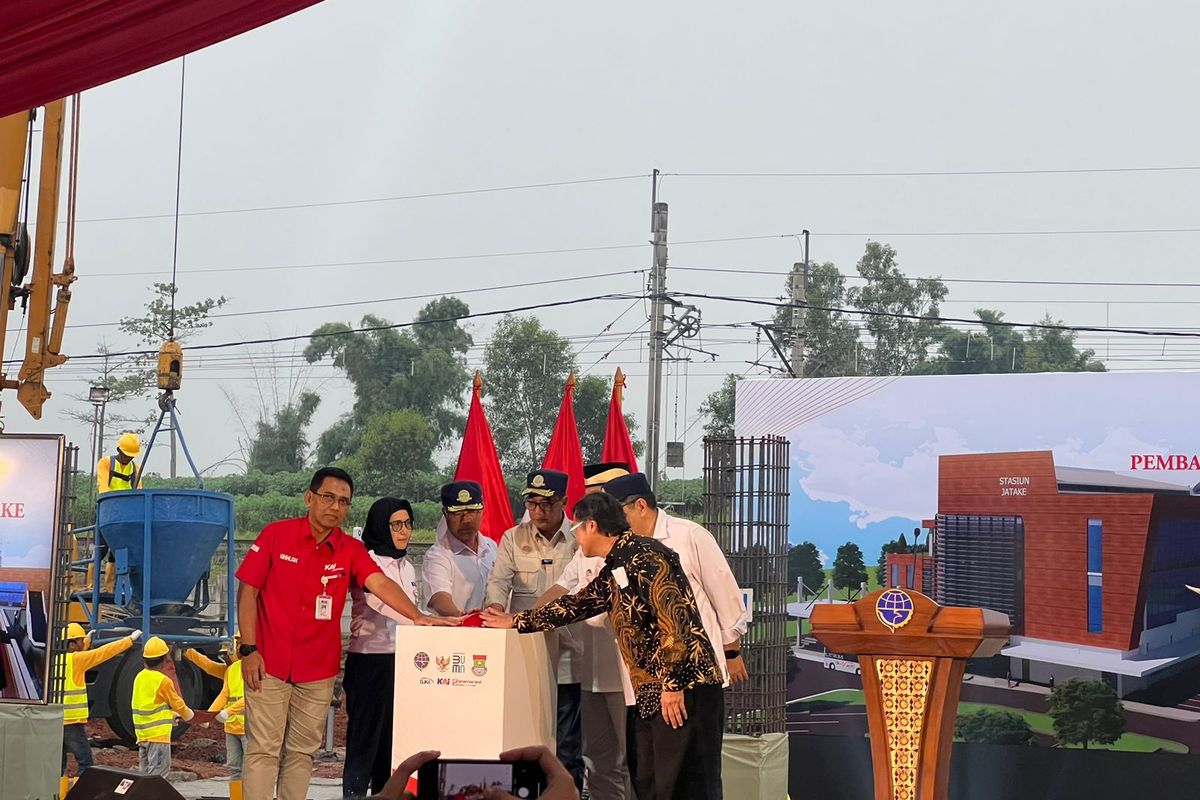 Penekanan tombol merah oleh Menteri Perhubungan (Menhub) Budi Karya Sumadi, Direktur Utama PT Bumi Serpong Damai Tbk Syukur Lawigena, Direktur Utama Sumber Daya Manusia (SDM) dan Umum PT Kereta Api Indonesia (Persero) atau KAI Rosma Handayani, Pj Bupati Tangerang Andi Ony, dan Direktur Jenderal (Dirjen) Perkeretaapian Mohamad Risal Wasal sebagai tanda dimulainya pembangunan Stasiun Jatake di Pagedangan, Tangerang, Banten, Sabtu (30/3/2024).