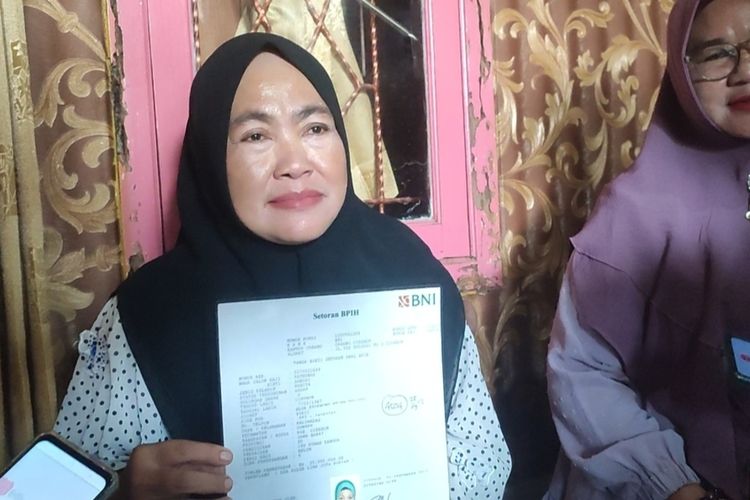 Fatonah warga desa Kaliwadas Kecamatan Sumber Kabupaten Cirebon Jawa Barat berusaha melunasi sisa biaya haji yang mengalami kenaikan, saat ditemui Kompas.com di rumahnya, Selasa (21/2/2023). Dia semakin terpacu dan semangat untuk beribadah ke tanah suci.