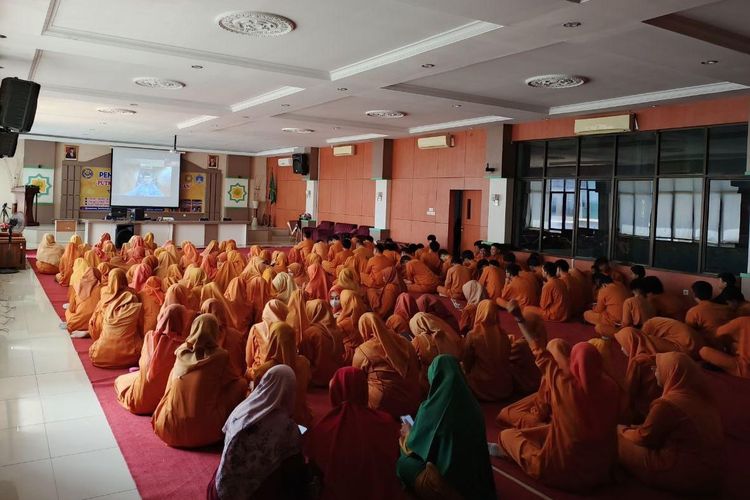 Siswa SMA Muhammadiyah 1 Pekanbaru mengikuti webinar tips sukses masuk PTN