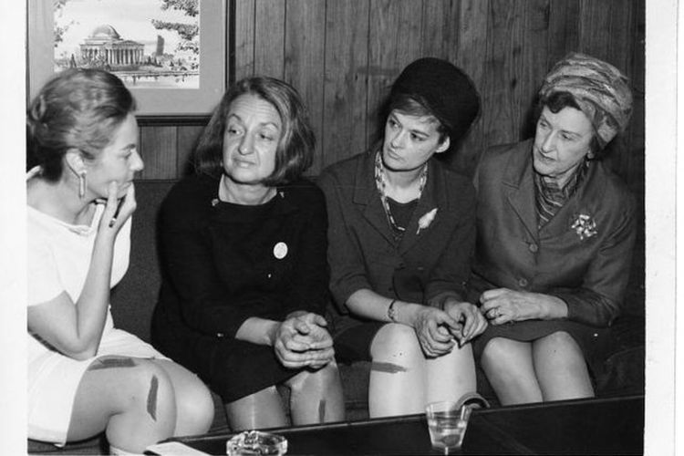 Betty Friedan (kedua dari kiri) bersama dengan anggota perintis lainnya yang mendirikan Organisasi Nasional untuk Perempuan (NOW). [Via Wikimedia Commons]