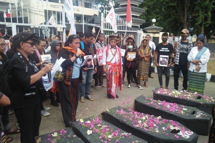 Ribuan warga Kota Kupang, NTT, menggelar unjuk rasa sambil membawa peti jenazah, Rabu (28/3/2018).