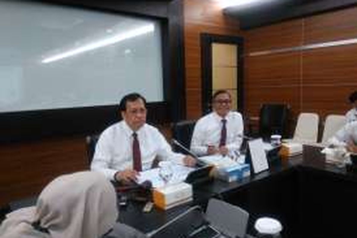 Direktur Jenderal Pengelolaan Pembiayaan dan Risiko, Kementerian Keuangan, Robert Pakpahan (kiri) didampingi Direktur Pembiayaan Syariah, Direktorat Jenderal Pengelolaan dan Pembiayaan Risiko, Kemenkeu, Suminto memaparkan hasil penjajakan Sukuk Tabungan seri ST-001 di Jakarta, Senin (5/9/2016).