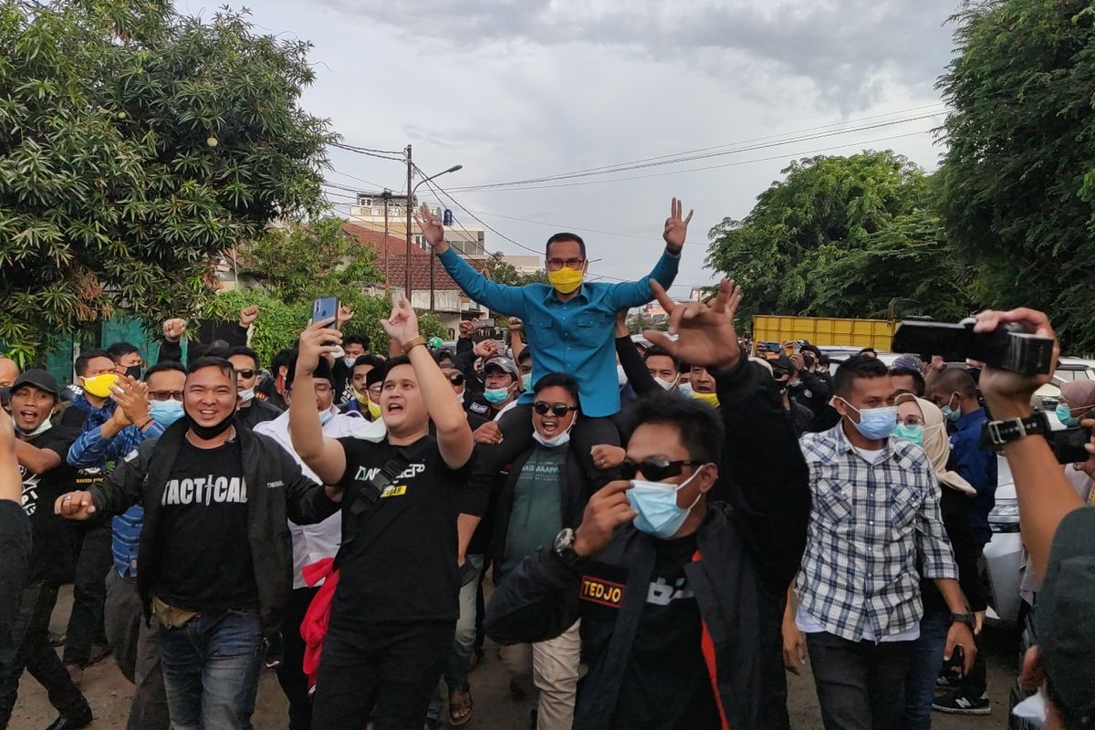 Calon wakil wali kota Tangerang Selatan nomor urut 3 Pilar Saga Ichsan mendatangi posko pemenangan di Jelupang, Serpong Utara, Rabu (9/12/2020) sore. Pilar tiba dengan digendong oleh para pendukungnya. 