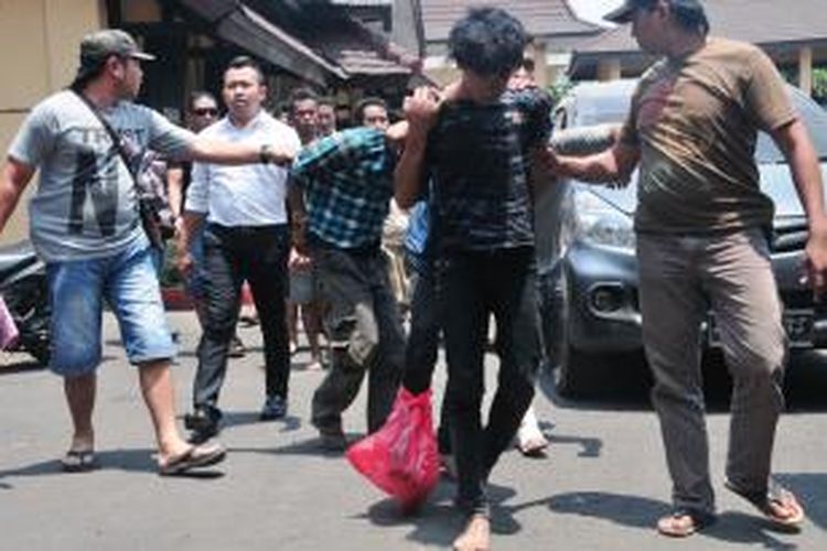 Empat orang begal yang dikenal sadis, dibekuk tim resmob Satreskrim Polres Jember, Jawa Timur, Selasa (29/9/2015). Dari empat pelaku, dua orang diantaranya dilumpuhkan dengan timah panas petugas.