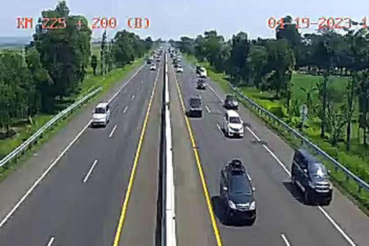 Pantauan CCTV ruas tol Kanci-Pejagan, Rabu (19/4/2023)