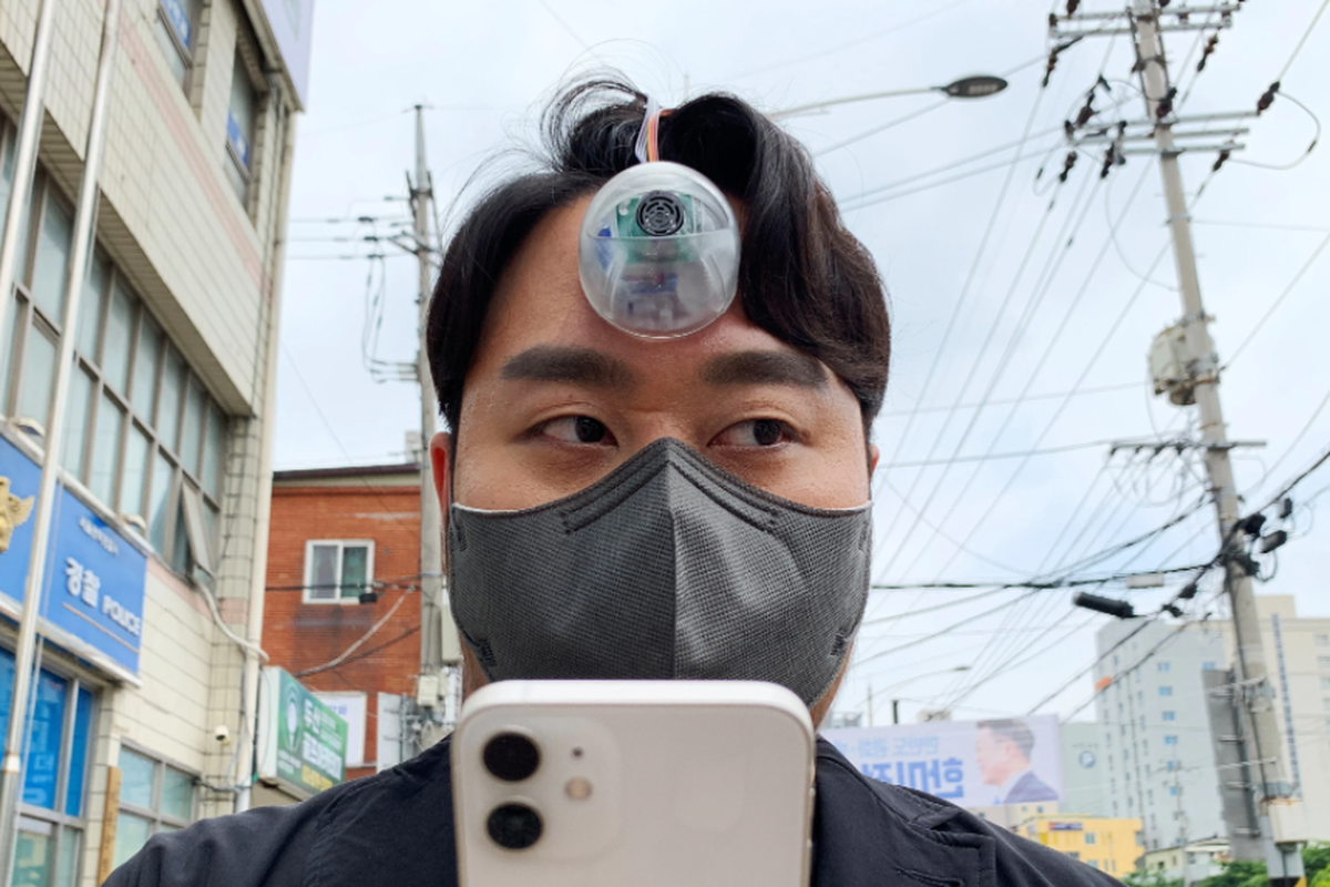 Paeng Min-wook menggunakan Third Eye, bola mata robot untuk pecandu smartphone.