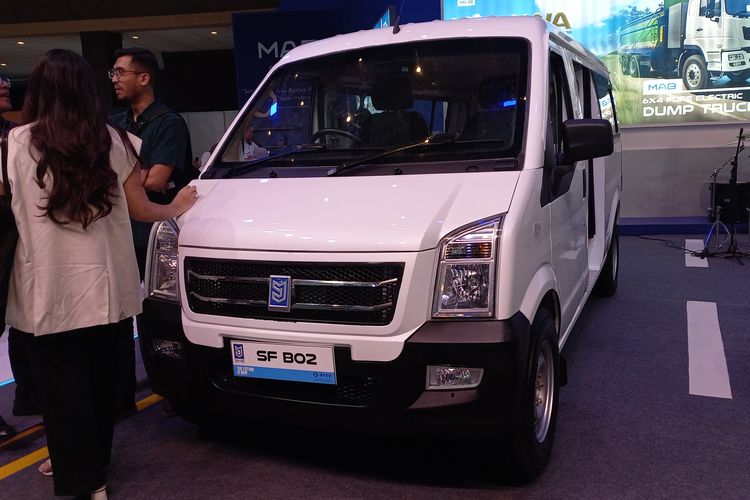 Mini van listrik buatan MAB, SF B02, dipamerkan di PEVS 2025