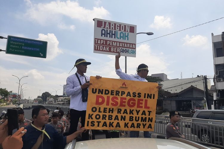 Aksi demo perusahaan supplier dan sub kontraktor Korban Istaka Karya di Underpass Kentungan, Jalan Kaliurang, Kapanewon Depok, Kabupaten Sleman.