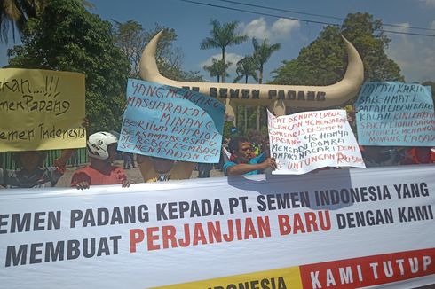 Ratusan Warga Unjuk Rasa dan Blokade Pintu Gerbang PT Semen Padang