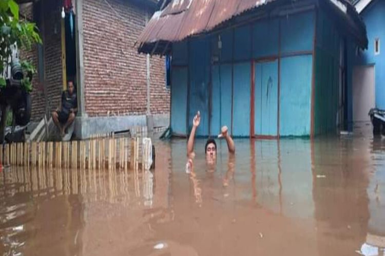 Badan Penanggulangan Bencana Daerah (BPBD) mencatat lebih dari seribu kepala keluarga di Kota Bima, NTB yang tersebar di 21 Kelurahan terdampak banjir bandang pada Senin (13/12/2021).
