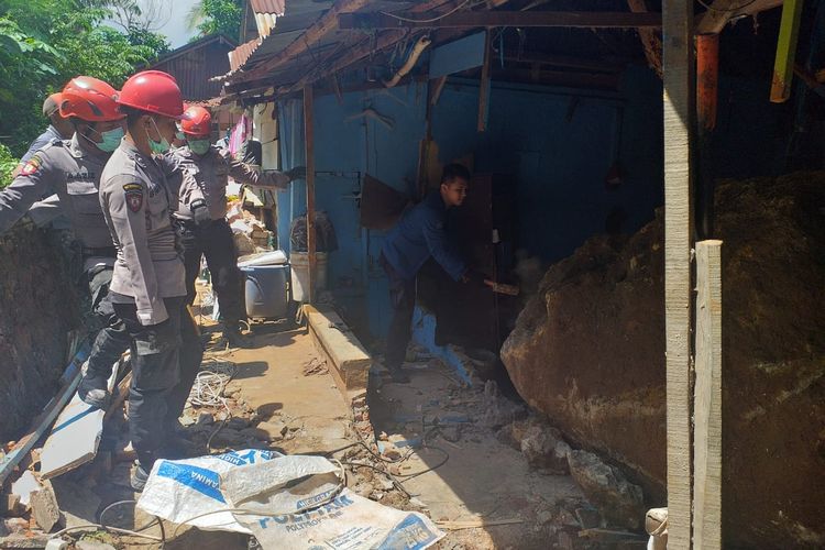 Hujan deras yang terjadi sejak Minggu (12/1/2020) malam membuat bukit Kaliawi di Bandar Lampung longsor. Material longsor berupa batu besar menghancurkan rumah warga.