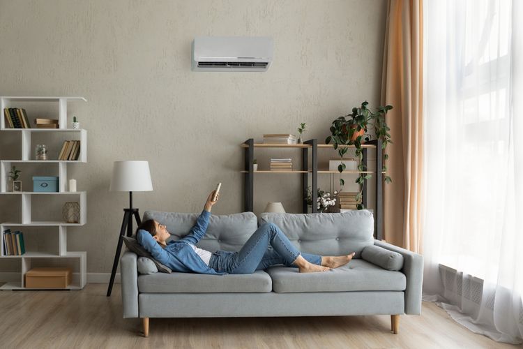 Ilustrasi AC atau pendingin udara, menyalakan AC di dalam rumah.