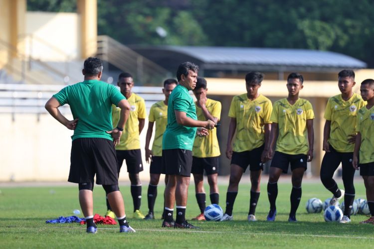 Pelatih timnas U16 Indonesia, Bima Sakti (hijau kanan), memberikan arahan kepada skuadnya. Laga timnas U16 Indonesia vs Singapura kini tersaji pada matchday kedua Piala AFF U16 2022, Rabu (3/8/2022).