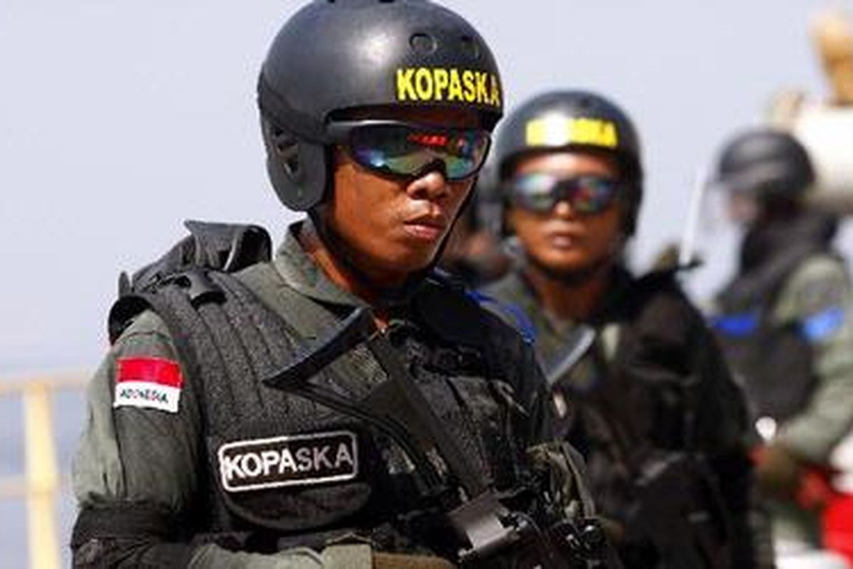 Komando Pasukan Katak (Kopaska) TNI Angkatan Laut berhasil menguasai kembali kapal super tanker MT Catur Samudra dari teroris dalam latihan gabungan bersama Polri di Teluk Jakarta, Sabtu (13/3/2010). Latihan bersama ini untuk menanggulangi berbagai ancaman aksi terorisme di Indonesia. 