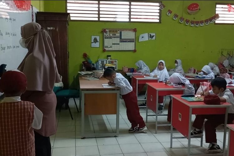 Siswa-siswi tengah menjalani kegiatan belajar mengajar tanpa dibimbing langsung gurunya di SDN Pondok Cina 1, Beji, Depok pada Senin (14/11/2022). 