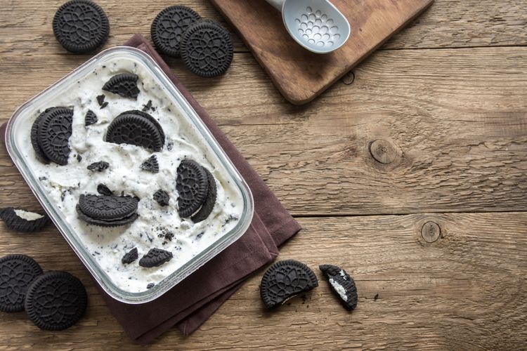 ilustrasi es krim oreo untuk camilan segar di rumah.