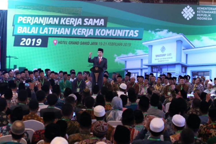 Presiden Joko Widodo saat memberikan sambutan dalam acara penandatanganan kerja sama antara Kementerian Ketenagakerjaan dengan pondok pesantren penerima bantuan BLK Komunitas untuk pesantren di Jakarta, Rabu (20/2/2019).