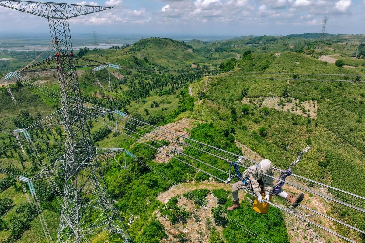 Ilustrasi petugas PLN yang sedang melakukan pemeliharaan jaringan transmisi guna menjaga keandalan pasokan listrik kepada masyarakat.